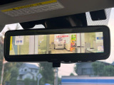 【スマートリヤビューミラー】後席の大きな荷物や同乗者で後方が確認しづらい時でも安心!カメラが撮影した車両後方の映像をルームミラー内に表示。クリアな視界で状況の確認が可能です!