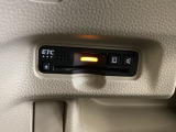 ハンドルの左下にETCがついています。高速道路の料金所の通過も楽々です。 カードの取り出しもしやすい場所についています。