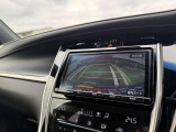 バックモニター付き。駐車の際のサポートとなり、必須アイテムのひとつですよね。それでも、バックする際は必ずご自身の目で確認をしてください。