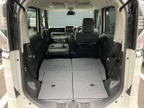 後席を全て倒して、荷物専用のスペースにした状態です。これなら長いものも積めますし、ご旅行や趣味に活用できますね。