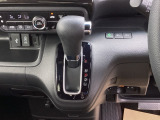【eコンスイッチ】低燃費運転をサポートするECONモード。スイッチをONすると、エンジンやトランスミッション、A/Cなどを協調制御し、燃費の向上に貢献。エコドライブの効果を高めます。
