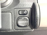 【電動格納ミラー】サイドミラーは電動格納式となっており、狭い駐車場でもキズがつくリスクを抑えられます。