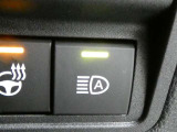 【オートマチックハイビームヘッドライト】ハイビーム走行時に対向車や前走車をカメラで認識して自動的にロービームにする機能が装備されています。※道路環境などによっては作動しない場合があります。