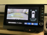 リバースギアに入れるだけで後方の表示へ切り替わります。夜間や雨の日の駐車も楽になりますよ。