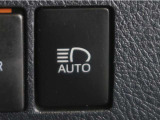 オートマチックハイビームとは、先行車や対向車のライトを認識し、ハイビームとロービームを自動で切り替える機能です。夜道の視界を確保します。詳細は販売店スタッフまでお尋ね下さい。