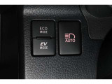 3つの走行モードがあります。『EVモード』はモーターのみで走行しガソリンを消費しないハイブリッド車ならではの環境にも優しい走行です。自動でハイ・ロー切りかえるオートマチックハイビームシステム搭載!
