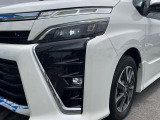 【LEDヘッドライト】悪天候や夜間走行時も良好な視界を確保し安心して運転できる高輝度LEDヘッドライトを装備!点灯速度が早く、消費電力も抑えられています。