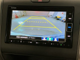 リバースギアに入れるだけで後方の表示へ切り替わります。夜間や雨の日の駐車も楽になりますよ。