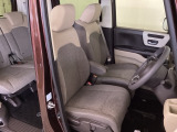 女性でも運転がしやすいように、シートの高さ調整機能(シートリフター)がついています。運転席と助手席の間が空いている為、助手席側への移動がスムーズです。交通量の多い道でも助手席側から乗り降りができます。