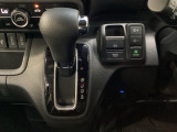 CVT車のセレクトレバーです。低速から高速まで、変速ショックのないスムーズな走りと、エンジン効率のよい領域を維持して燃費にも貢献します。サイドブレーキはスイッチ操作の電子制御パーキングブレーキです。