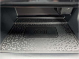 ワイヤレスチャージング機能搭載。スマートフォンを置くだけで充電でき、車内をすっきり快適に保ちます。