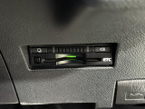 有料道路の料金所をノンストップで通過できる便利なETCが付いています。