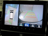 全方位モニター付きです。車両を上から見たような映像をナビゲーション画面に表示。運転席からの目視だけでは見にくい、車両周辺の状況をリアルタイムでしっかり確認できます。