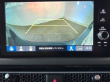 後退時に車両の後ろ側をモニター画面に表示します。車庫入れが苦手な人もこれで安心♪