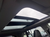 【大型サンルーフ】車内の解放感が一気に上がる大型のパノラマルーフ!季節を問わず開放的で快適なドライブをお楽しみいただけます。流通量も少なく希少価値の高い人気の装備です♪