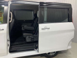 【両側オートスライドドア】子供を乗せたりするのにも隣のお車を気にせずストレスフリー★雨の日などはリモコンキーからドアの開閉ができとても便利な両側オートスライドドア★
