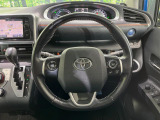 【純正革巻きステアリング】上質な革を使用することで、手にしっかり馴染みとても運転しやすいハンドルです♪