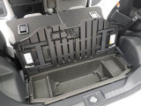 フレキシブルボードが標準装備なので荷室床の高さや形を変えることで、積む荷物に応じて使い分けできるアレンジ性が高い機能です。
