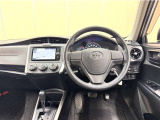 シンプルな運転席周りです。インパネ周りの各操作スイッチ類も使いやすいよう配置されています!