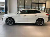 流麗なルーフラインが印象的なBMWクーペSUVです。