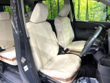 運転席まわりには十分なスペースがあり、大柄な方でもゆったり運転していただける環境です。