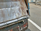 排出板運転席側下部に曲がりがあります。