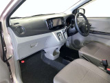 運転席周りのレイアウトをご覧ください。ナビゲーションが綺麗に装着されすっきり収まってますね!