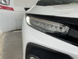 シャープなデザインの明るくて長寿命のLEDヘッドライト採用