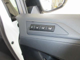 ドライビングポジションを記憶させ、運転する人が代わってもすぐに自分のポジションを呼び出せます。