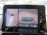 アラウンドビューモニターも装備しております。ご覧のように車体を真上か見たような映像なので、車庫入れの苦手なお客様ももうご心配いりません。