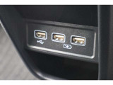 USBオーディオ用ソケットがついていますので携帯電話などを接続すれば音楽等の再生が可能です!充電用ソケットもございます!