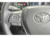 ステアリングスイッチ付きで運転中の通話やチャンネル変更等の動作がハンドルを握ったまま操作できます!