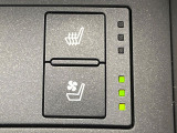 【シートベンチレーション】夏場は涼しい風でお尻や背中の熱やムレを防ぎ、冬はエアコンよりも早く温まってポカポカに!季節を問わず快適に過ごせます。