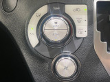 【オートエアコン】一度お好みの温度に設定すれば、車内の温度を検知し風量や温度を自動で調整。暑い&hellip;寒い&hellip;と何度もスイッチ操作をする必要はありません。快適な車内空間には必須の機能ですね♪