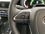 運転中、オーディオの操作をしてて、ハッとしたことはありませんか?ステアリングスイッチは、運転中でもハンドルでオーディオの操作が可能です。安全なドライブをサポートします。