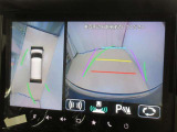 全方位モニター付きです。車両を上から見たような映像をナビゲーション画面に表示。運転席からの目視だけでは見にくい、車両周辺の状況をリアルタイムでしっかり確認できます。