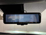 ルームミラーに液晶モニターを搭載し、車体後部のカメラ映像とミラーとを瞬時に切り替えることができる世界初の技術「スマートルームミラー」を開発!