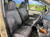 運転席まわりには十分なスペースがあり、大柄な方でもゆったり運転していただける環境です。