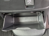足元には便利なセンターロアボックスを設置。車内を整理しやすく、使い勝手の良さが魅力です。