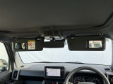ミラー付きのサンバイザーが装備されています!