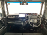 【前方視界】開放的な前方視界!運転がしやすく疲れにくいです♪窓が大きく、見通しがとっても良いおクルマですよ♪