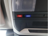 専用ボタンでコールセンターへ接続。状況に応じて緊急車両の要請やロードサービスの取次ぎを行います。重大事故の際は自動的にコールセンターにつながり、緊急車両やドクターヘリを要請します。(要申込)