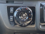 オートエアコンで温度調整も楽チン!四季を問わず快適に運転することが出来ます。