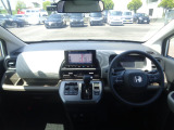 大きなフロントガラスで広々とした視界の運転席まわりです。