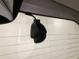 後方にもドライブレコーダーのカメラが付いています。前後両方でお車の周りを監視・記録いたします。
