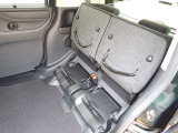 ◆チップアップ&ダイブダウン機構付【ULTR SEAT】は後席座面を左右分割で跳ね上げることができます。トランクで積載できない背の高い荷物をラクラク収納できます。ホンダ車ならではの人気装備です。