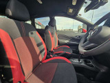 体にフィットし運転する楽しさを感じられるシートです