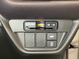 ハンドルの右下にETC2.0がついています。その下にはHondaセンシング用の、VSA(ABS+TCS+横滑り抑制)解除と車内で操作のできる、電動テールゲートのスイッチもついています。