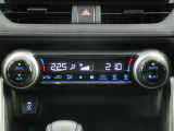 ☆左右独立温度コントロールオートエアコン☆運転席、助手席それぞれで好みの温度設定ができるので、ドライバーも、同乗者も、快適な温度で過ごせます♪