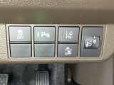 ハンドルの右側にはヘッドライトレベライザーとHondaセンシング用のメインスイッチがついています。ヘッドライトレベライザーは道路状況や積荷の加重に応じてライトの高さを調節できます。